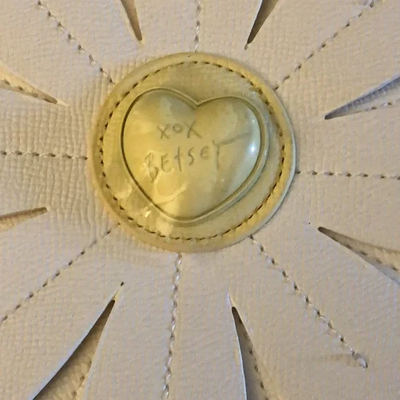 Betsey Johnson White Multi Round Kitsch  Daisy Flower Crossbody Bag NWT - Picture 6 of 16